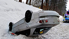 Nie zachował odstępu i wpadł do rowu. Kolizja na DK16 Nie zachował odstępu i wpadł do rowu. Kolizja na DK16